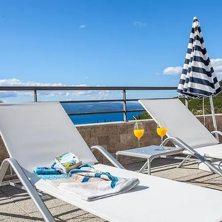 Vila Sleeps 8 With Pool Air Con And Wifi *