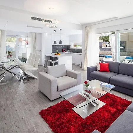 Sleeps 8 With Pool Air Con And Wifi * Makarská