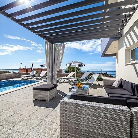 Sleeps 8 With Pool Air Con And Wifi * Makarská
