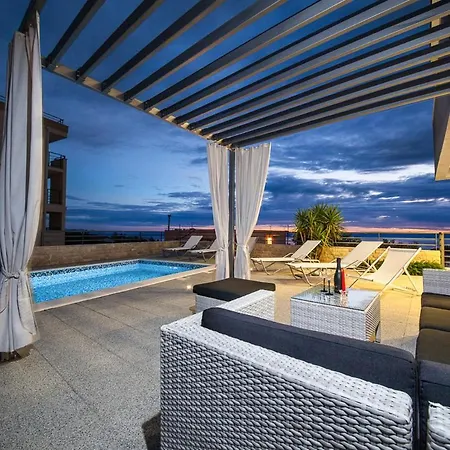 Sleeps 8 With Pool Air Con And Wifi