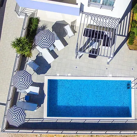 Vila Sleeps 8 With Pool Air Con And Wifi *