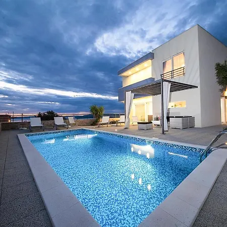 Vila Sleeps 8 With Pool Air Con And Wifi