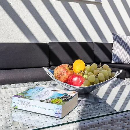 Sleeps 8 With Pool Air Con And Wifi Vila Makarská