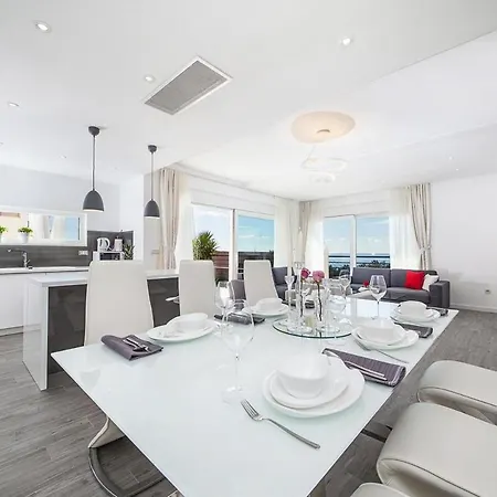Sleeps 8 With Pool Air Con And Wifi Vila Makarská
