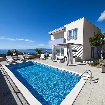 Sleeps 8 With Pool Air Con And Wifi
