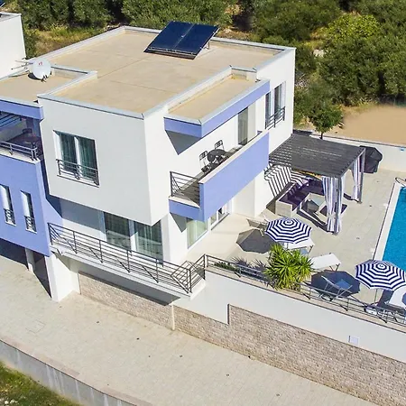 Sleeps 8 With Pool Air Con And Wifi Makarská