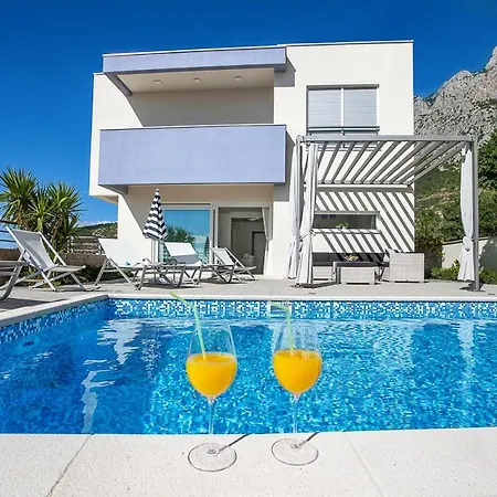 Sleeps 8 With Pool Air Con And Wifi Makarská