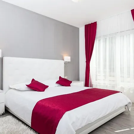 Sleeps 8 With Pool Air Con And Wifi Vila