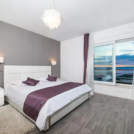 Vila Sleeps 8 With Pool Air Con And Wifi Makarská