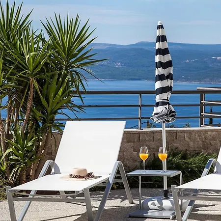 Sleeps 8 With Pool Air Con And Wifi *