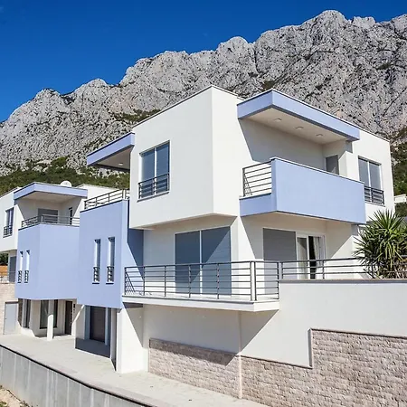 Vila Sleeps 8 With Pool Air Con And Wifi
