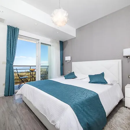 Vila Sleeps 8 With Pool Air Con And Wifi